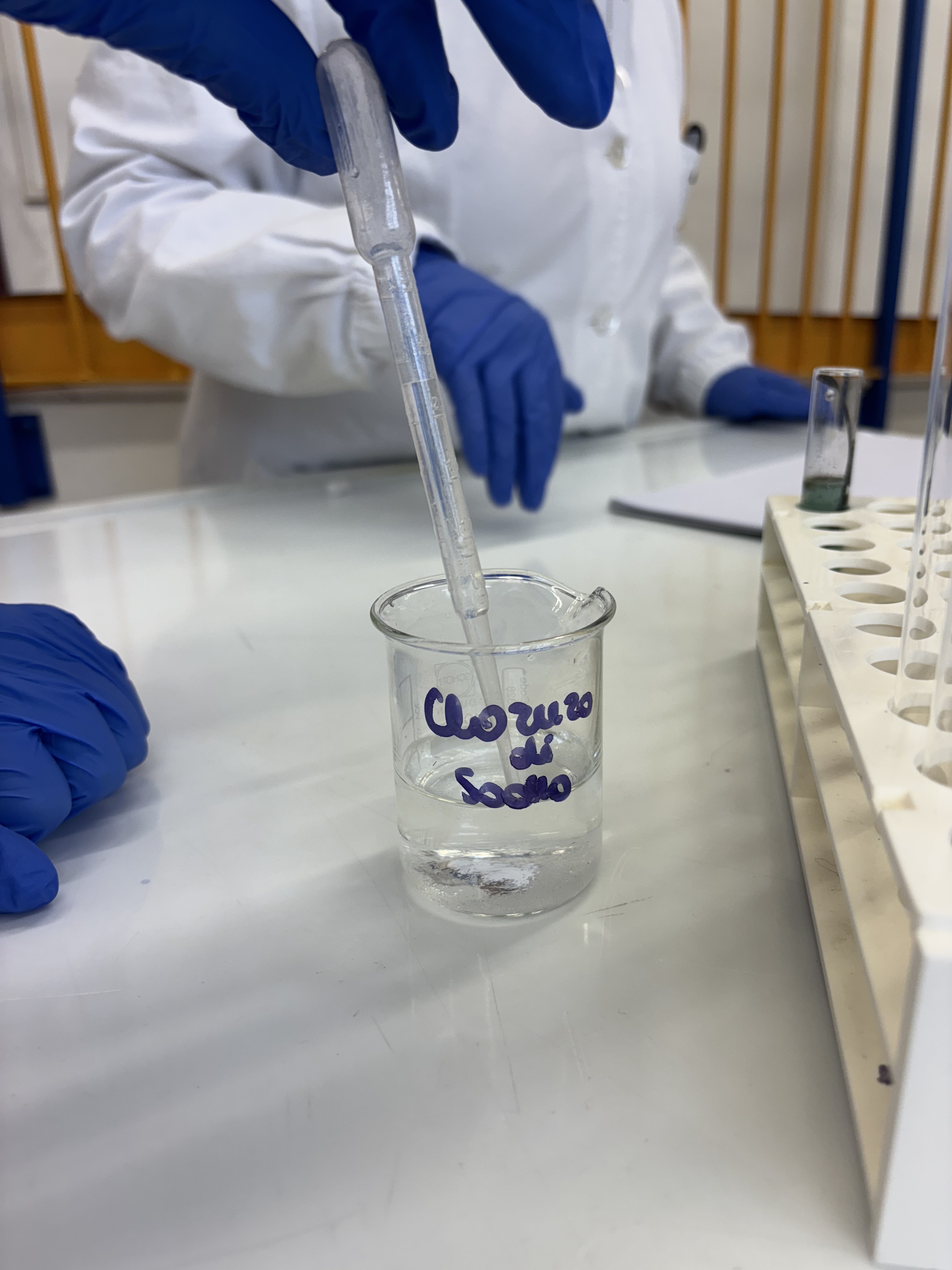 Prelievo NaCl con pipetta